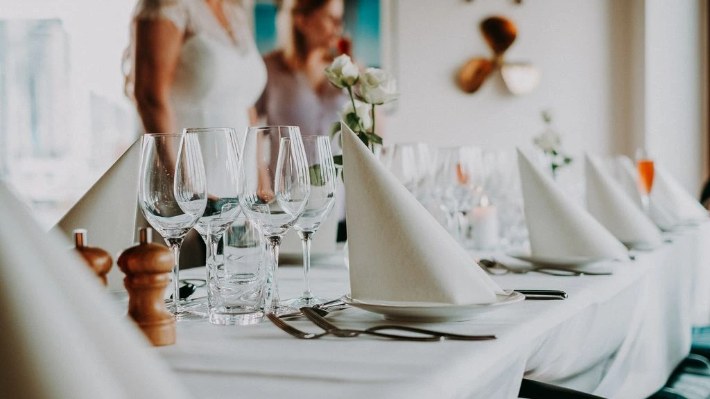 Banquet de mariage dans l'orangerie du domaine
