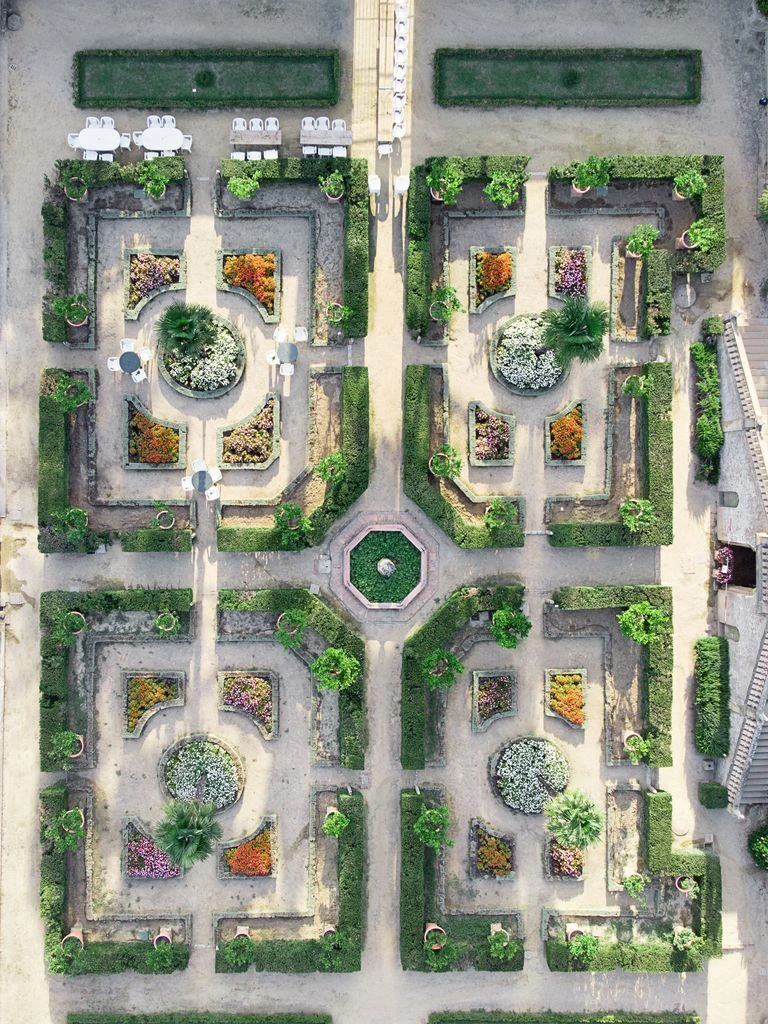 Le potager Renaissance en été, parterres de buis et légumes anciens